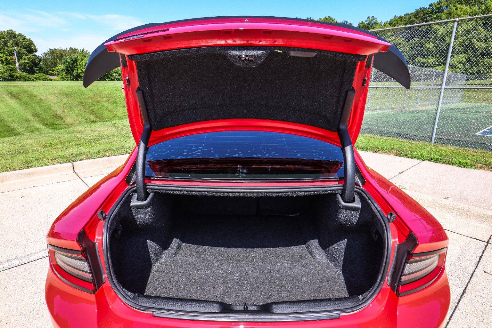 Used 2018 Dodge Charger SXT Plus w/ Blacktop Package RWD image 15