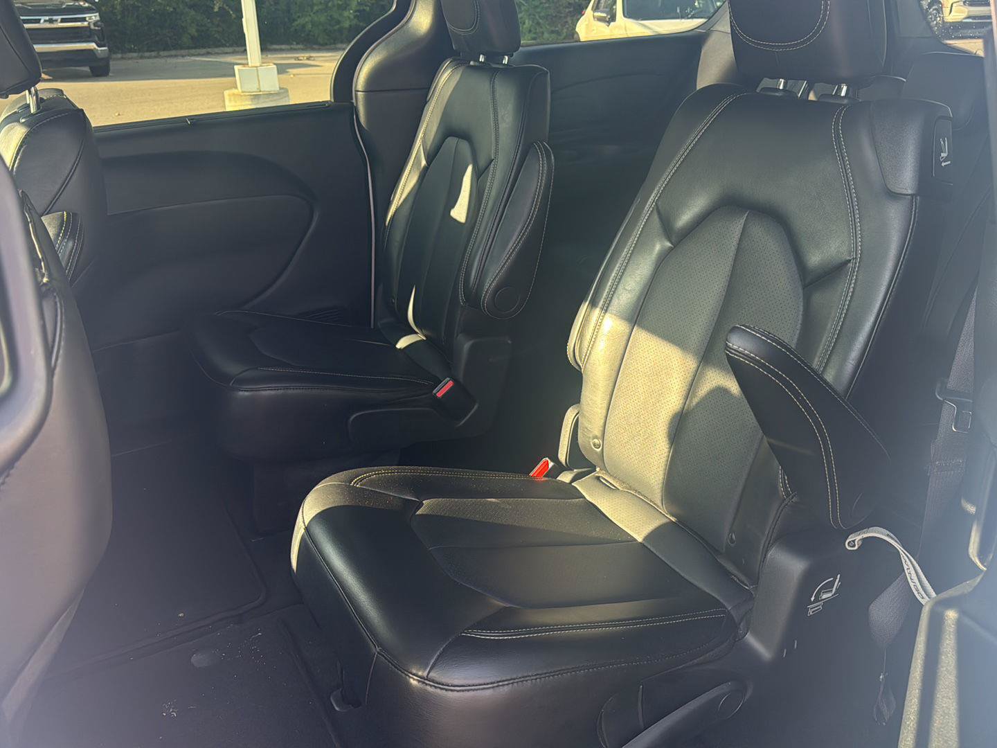Used 2025 Chrysler Pacifica Select FWD image 10