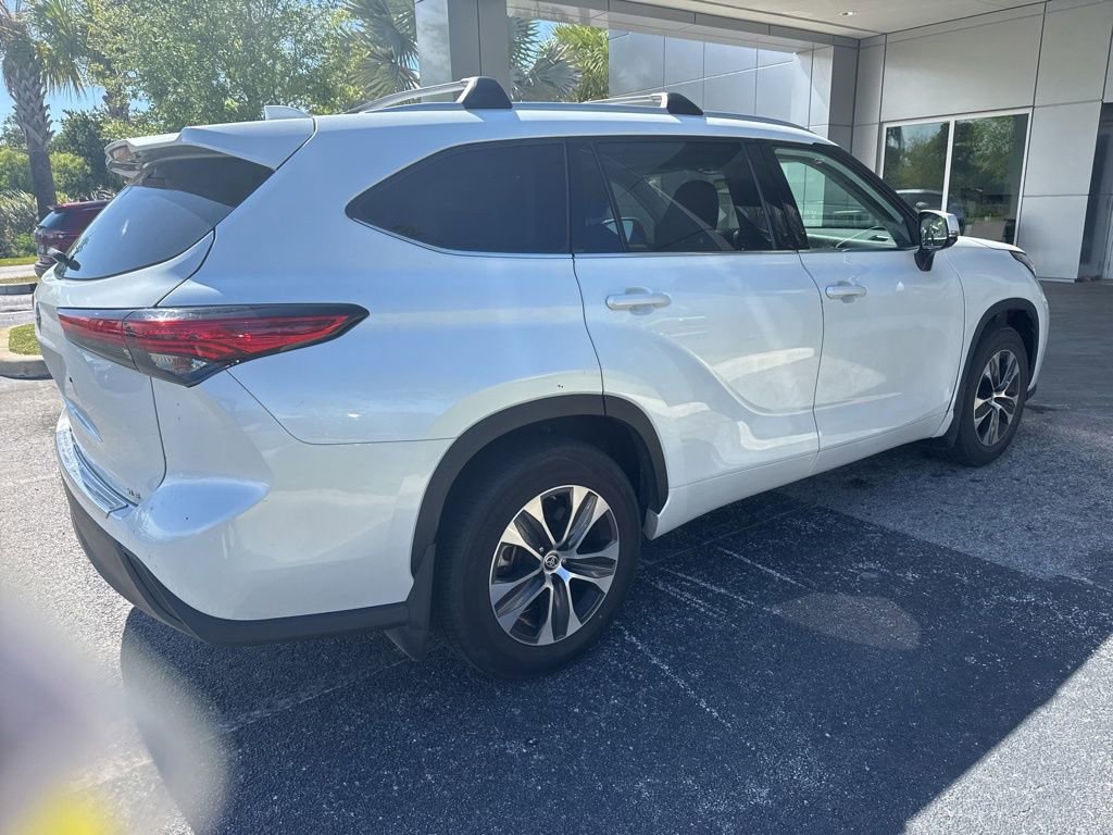 Used 2022 Toyota Highlander XLE image 3