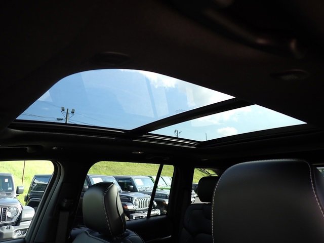 New 2025 Jeep Grand Cherokee Limited w/ Black Appearance Package image 18