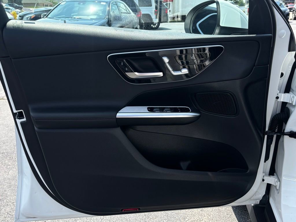Used 2025 Mercedes-Benz GLC 300 4MATIC image 12