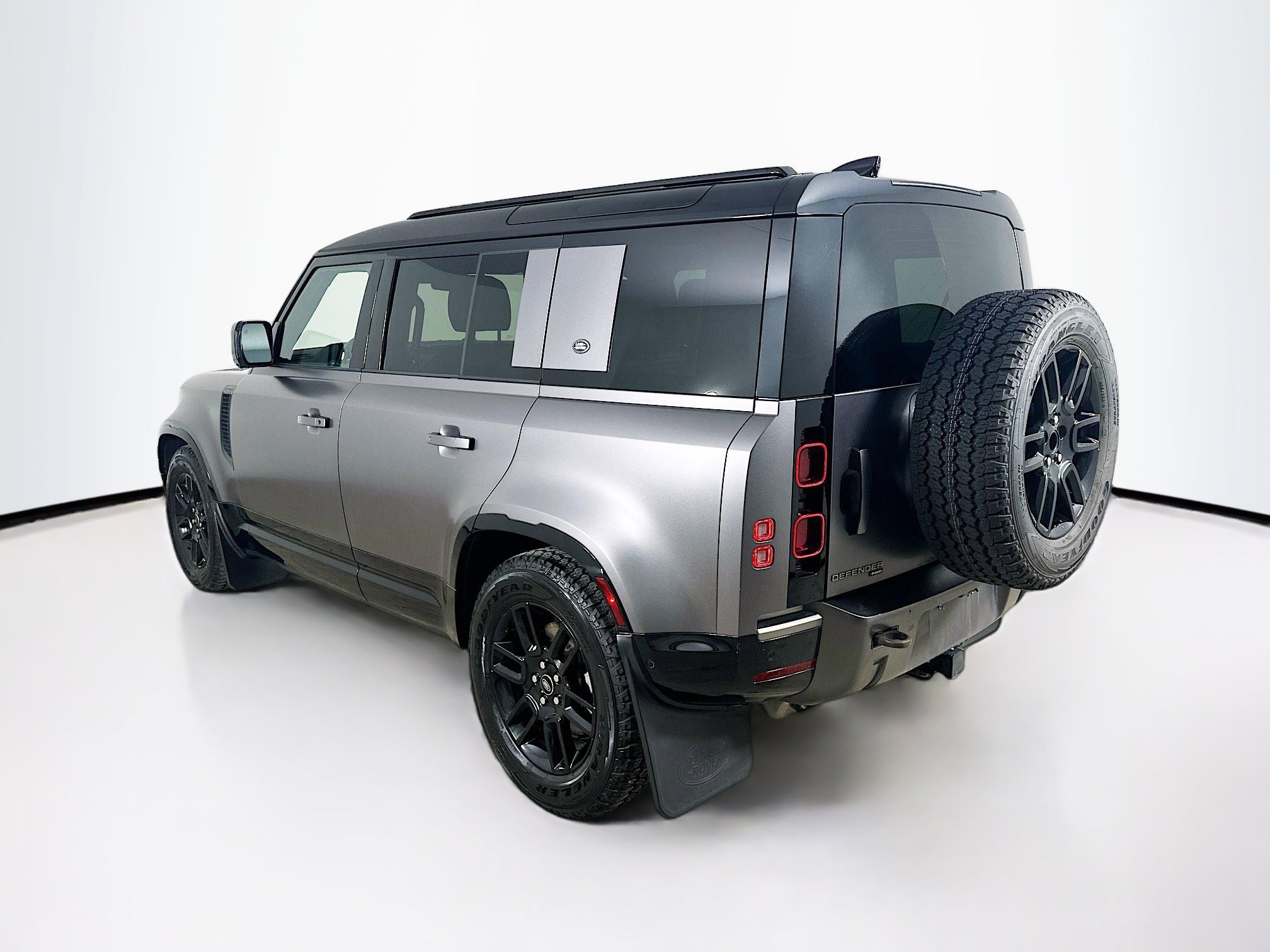 Used 2022 Land Rover Defender 110 X-Dynamic SE image 7