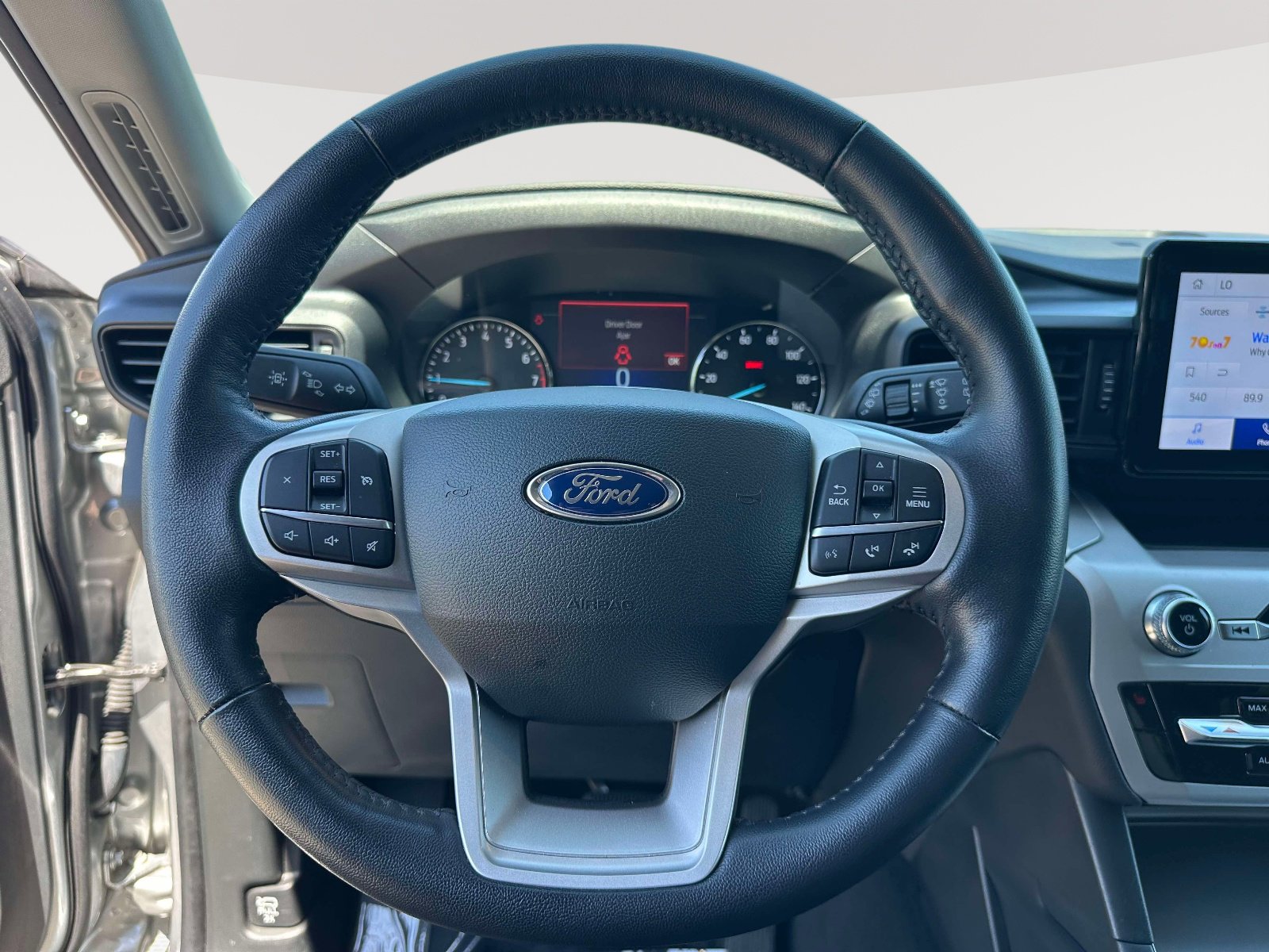Used 2023 Ford Explorer XLT AWD/4WD image 13