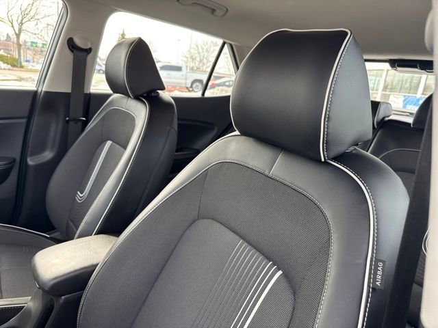 Certified 2025 Hyundai Venue Limited FWD image 12