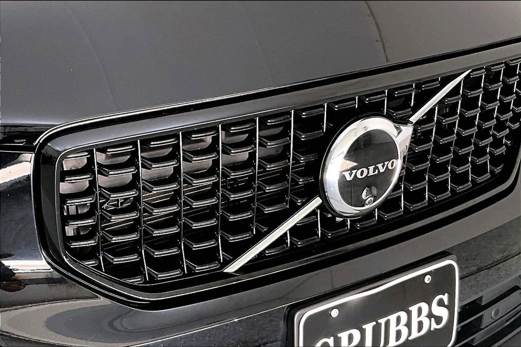 Certified 2025 Volvo XC40 B5 Plus image 38