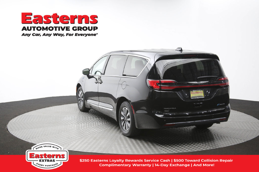 Used 2023 Chrysler Pacifica Limited FWD image 70