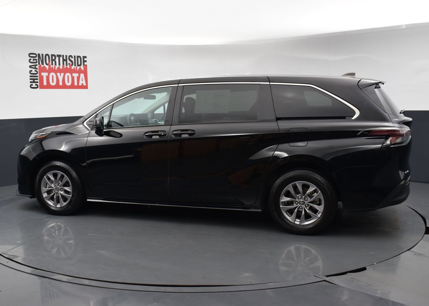 Used 2025 Toyota Sienna LE FWD image 2
