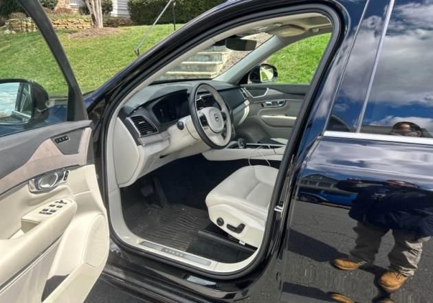 Used 2023 Volvo XC90 B6 Plus w/ Protection Package Premier AWD/4WD image 2