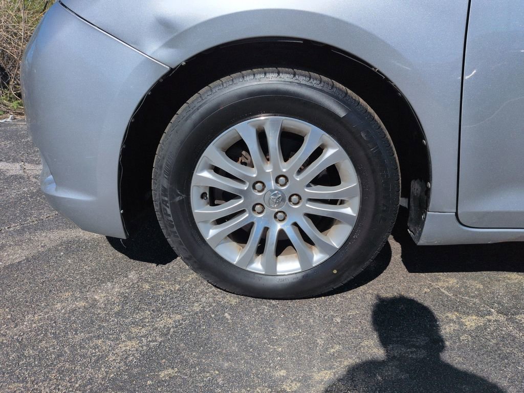 Used 2013 Toyota Sienna XLE image 27