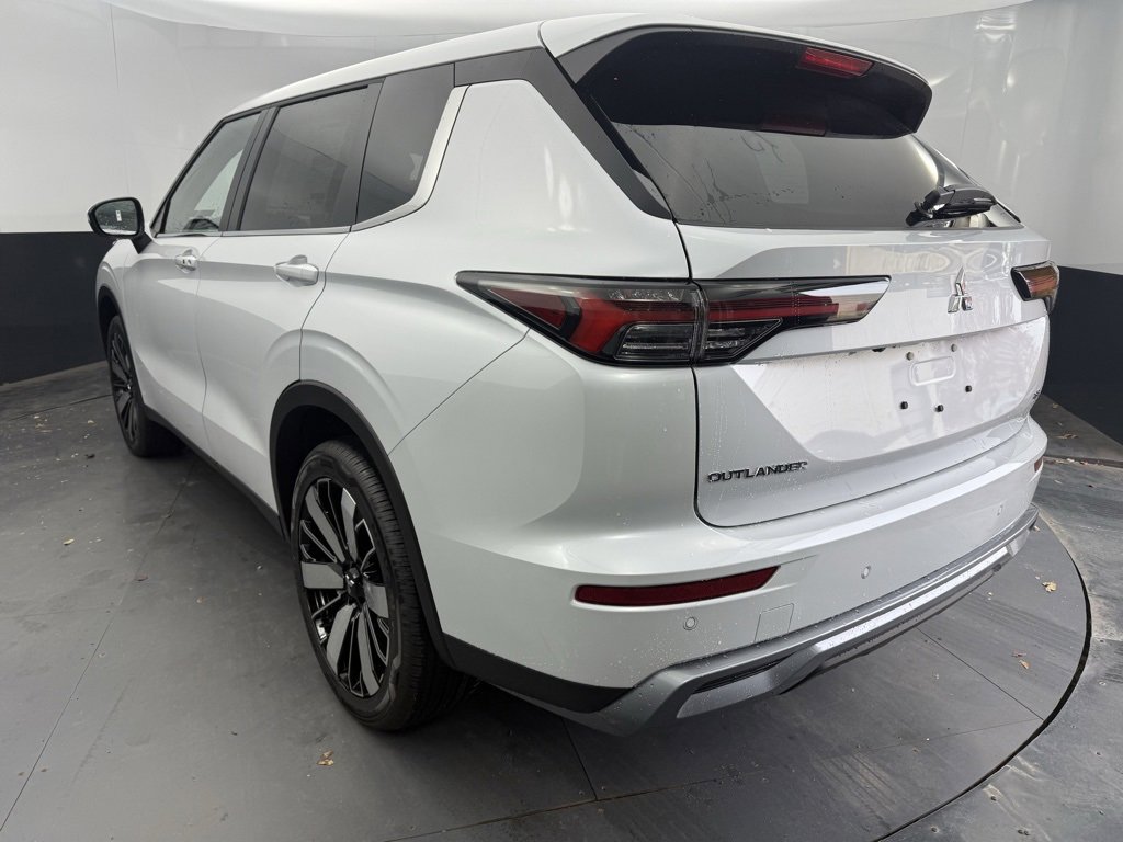 New 2025 Mitsubishi Outlander SE image 5