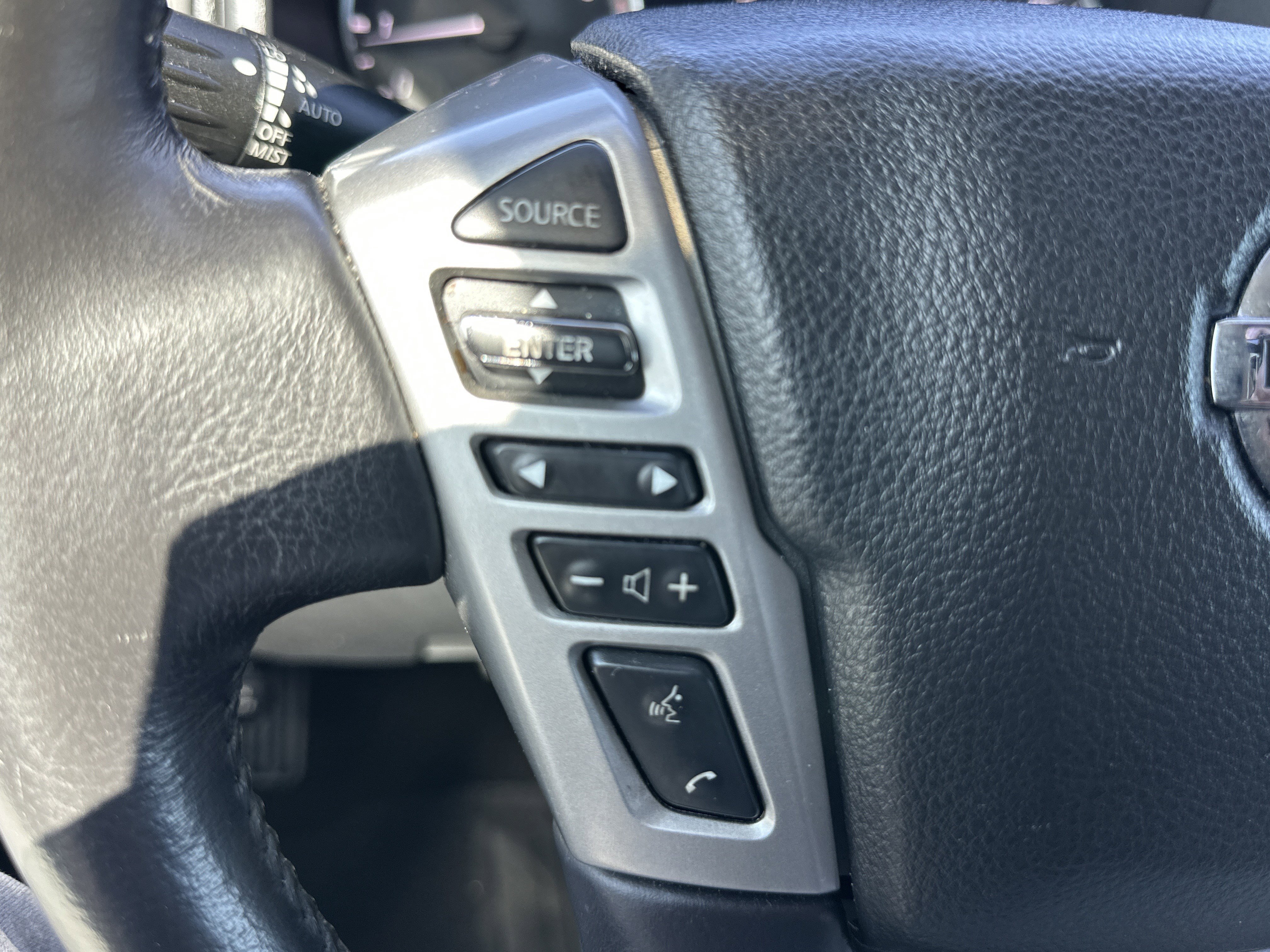 Used 2020 Nissan Titan SL w/ Moonroof Package RWD image 24
