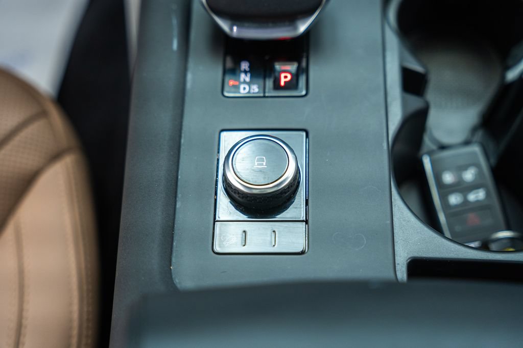 Used 2024 Land Rover Discovery Metropolitan Edition AWD/4WD image 30
