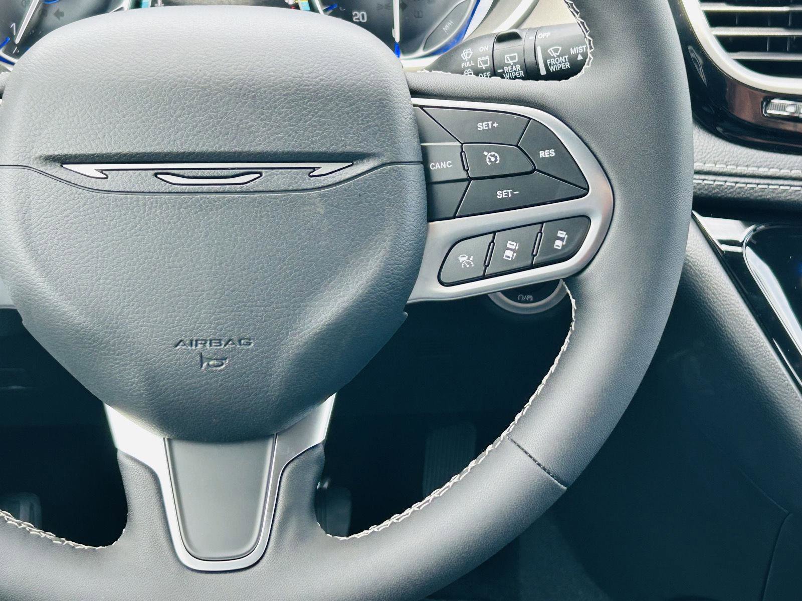 New 2027 Chrysler Pacifica Select FWD image 18