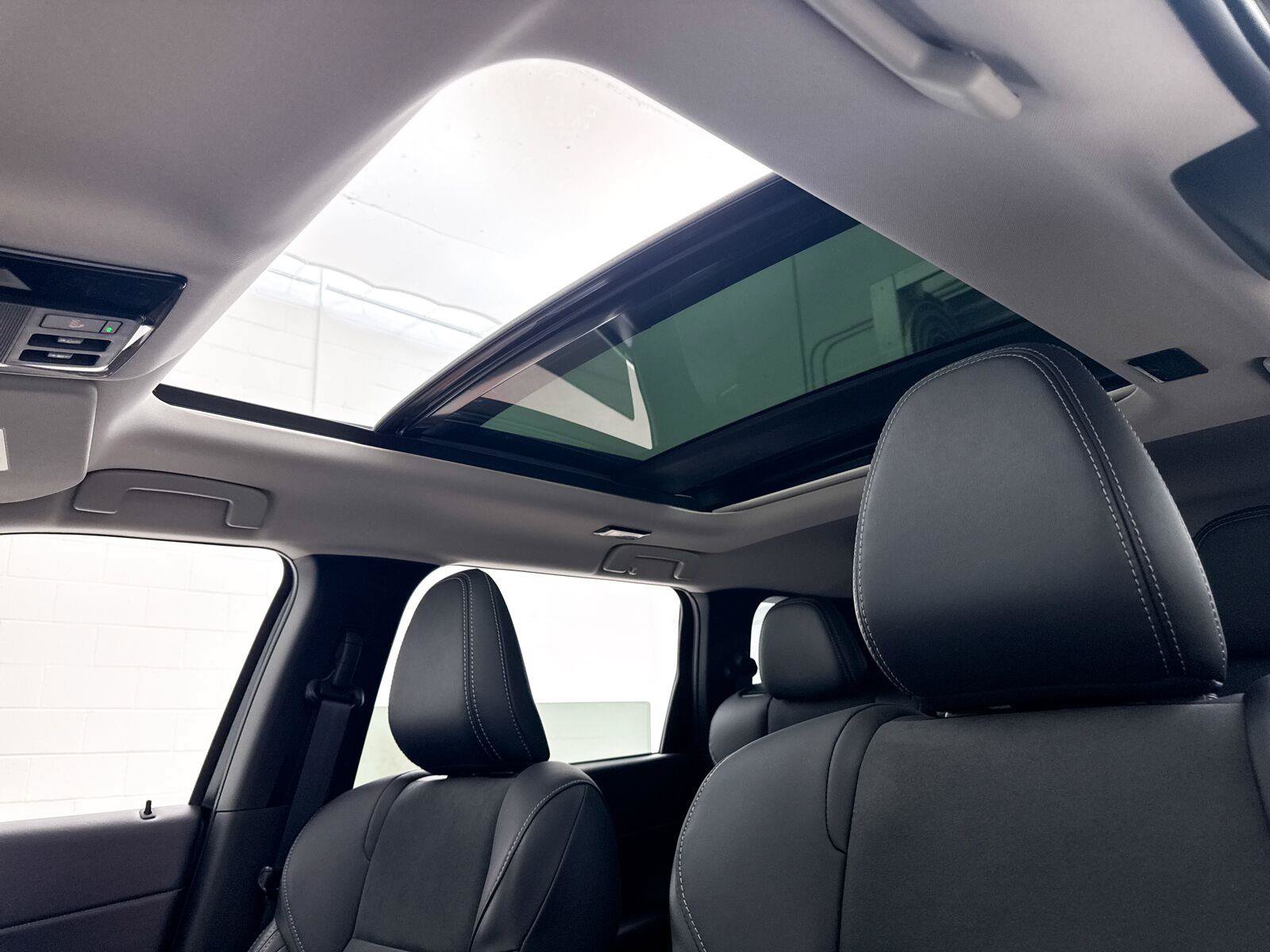 Used 2025 Mitsubishi Outlander SE FWD image 3