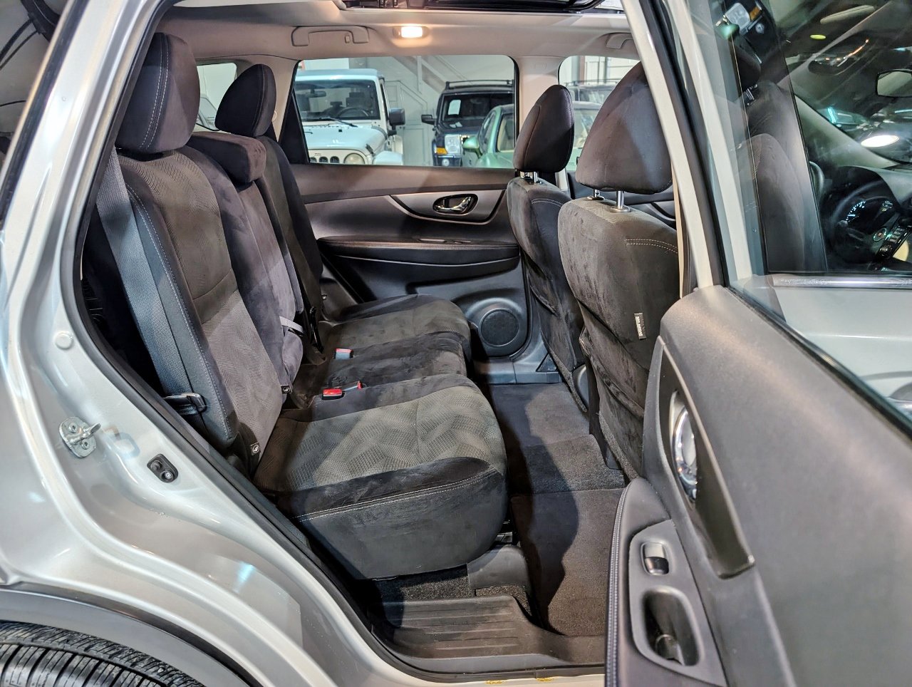 Used 2015 Nissan Rogue SV w/ SV Premium Package image 29