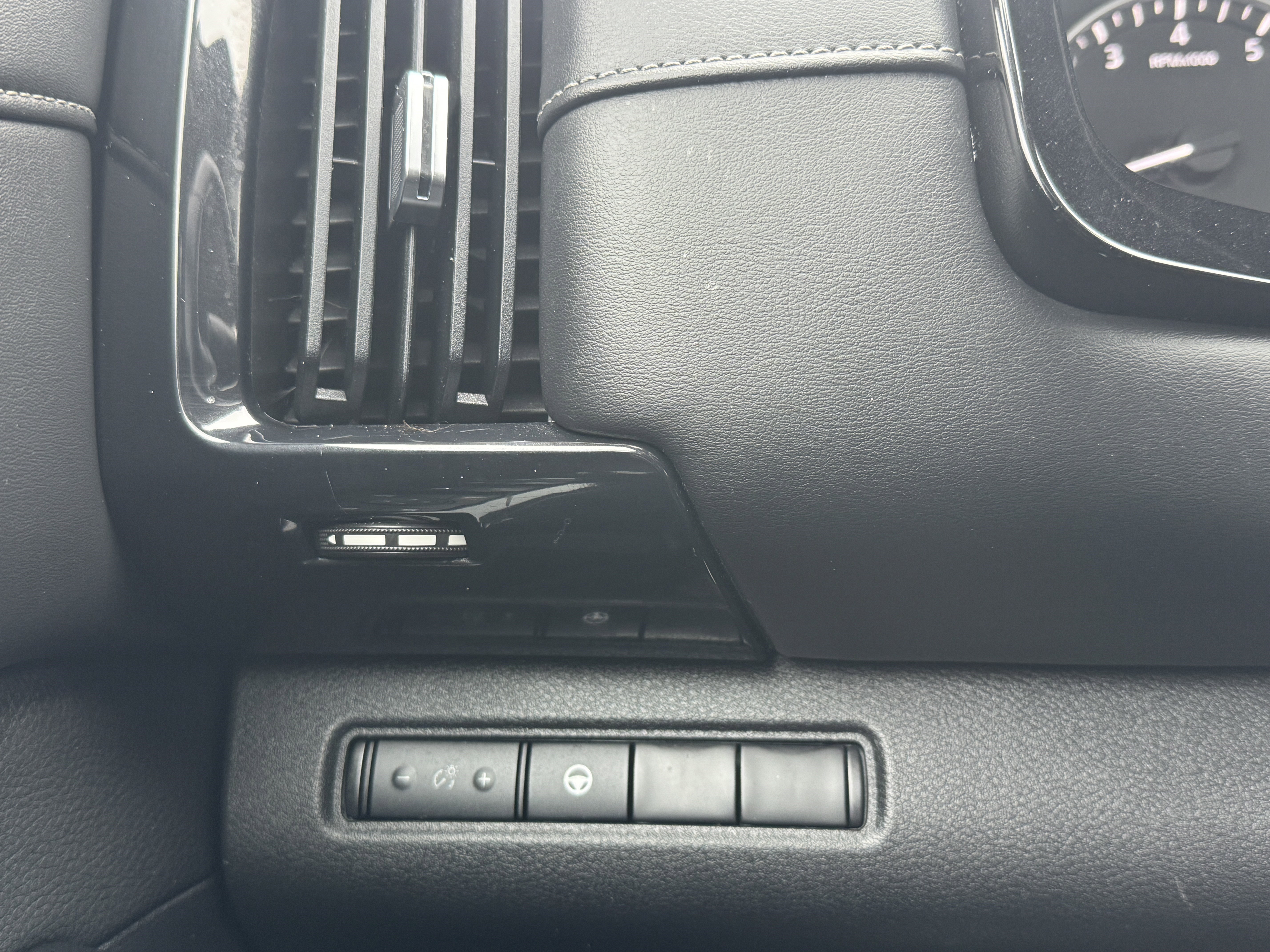 Used 2022 Nissan Pathfinder SV image 31