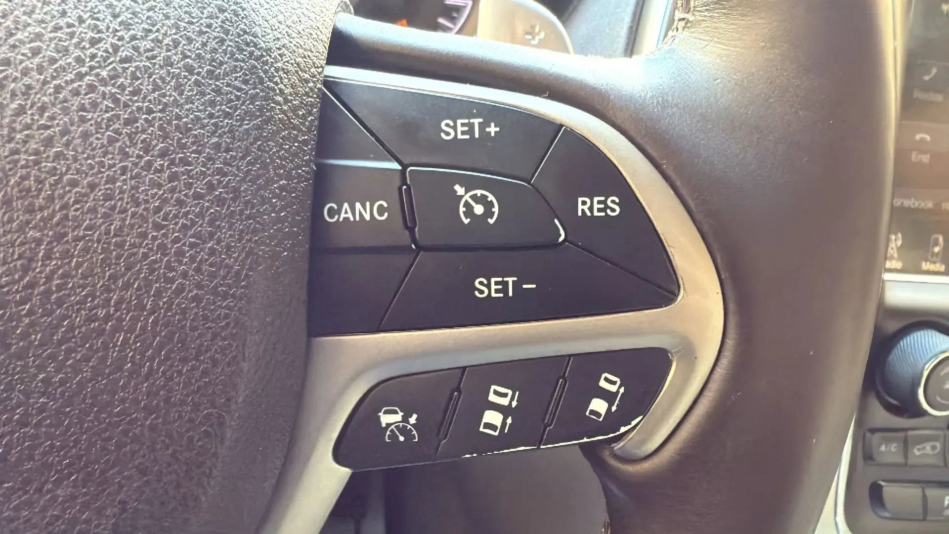 Used 2015 Jeep Grand Cherokee Overland w/ Advanced Technology Group AWD/4WD image 11