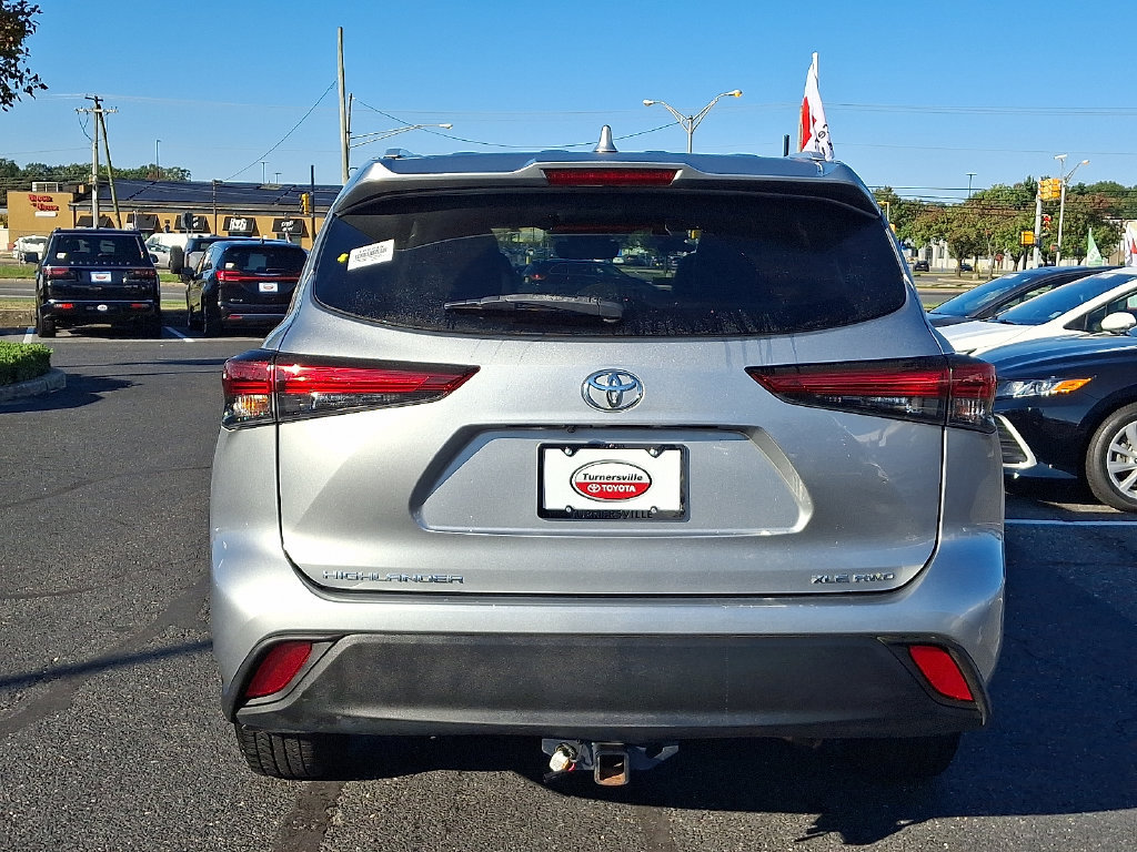 Certified 2022 Toyota Highlander XLE AWD/4WD image 5