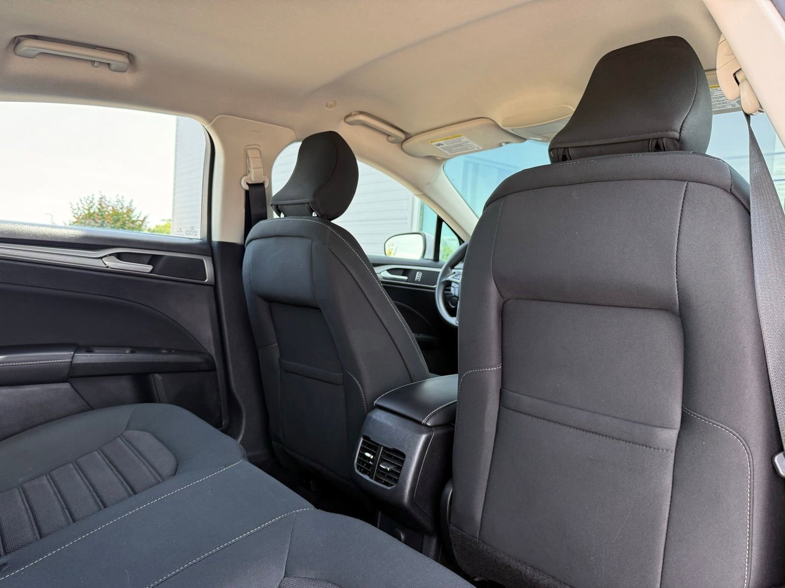 Used 2019 Ford Fusion SE FWD image 18