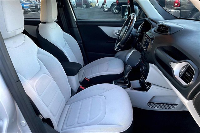 Used 2019 Jeep Renegade Latitude w/ Popular Equipment Group image 7