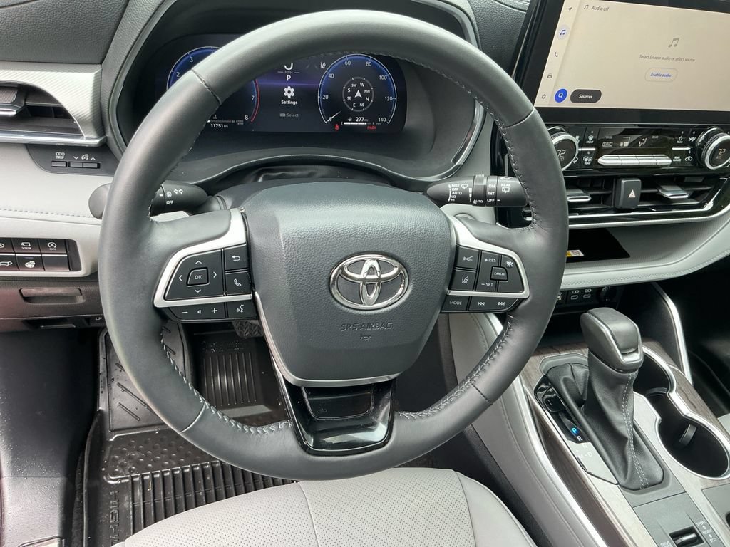 Certified 2024 Toyota Highlander Platinum FWD image 14