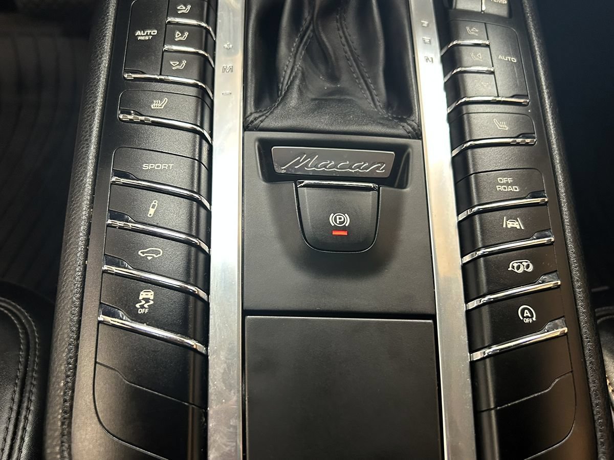 Used 2017 Porsche Macan GTS AWD/4WD image 30