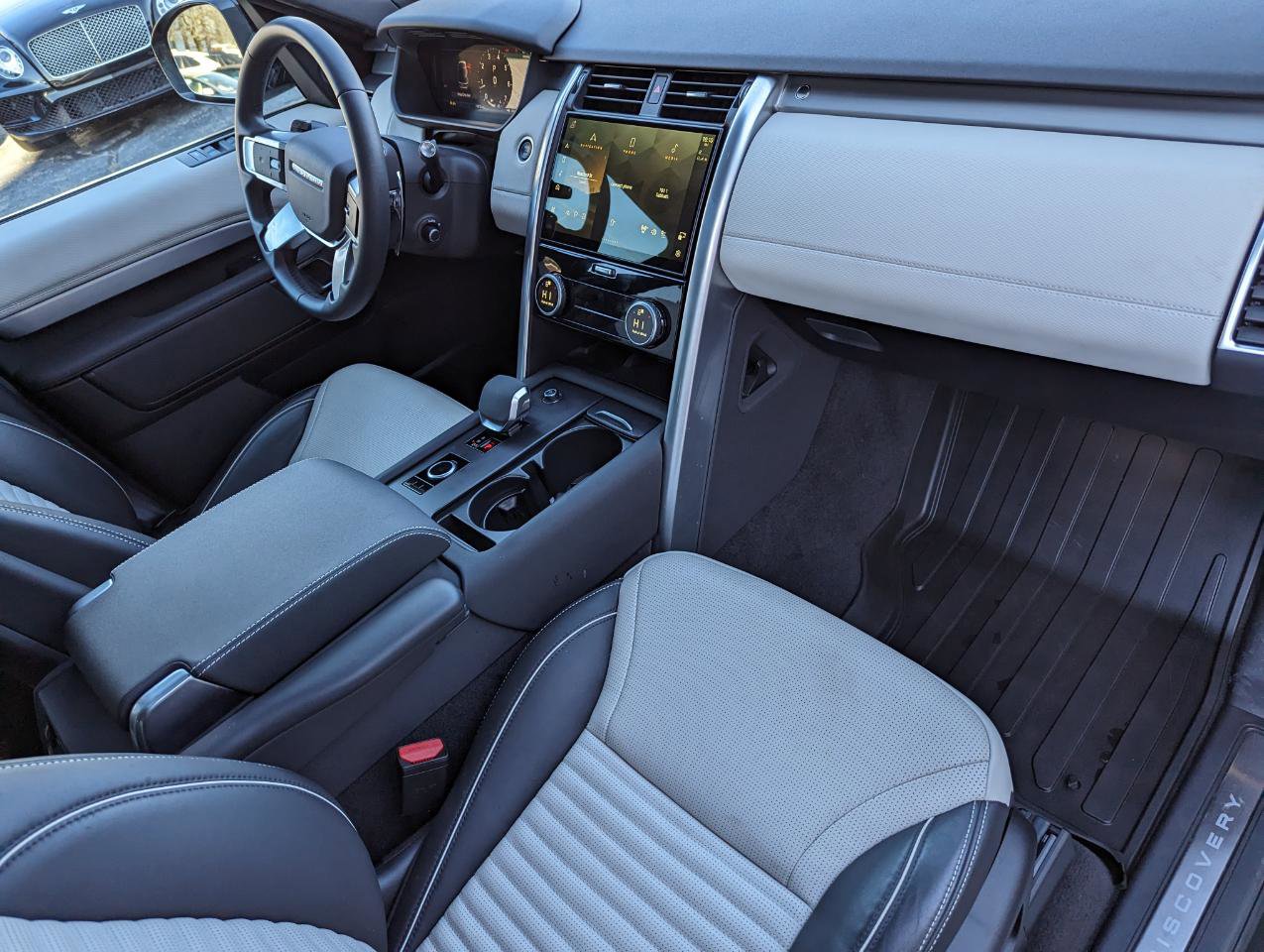 Used 2024 Land Rover Discovery Dynamic SE image 27