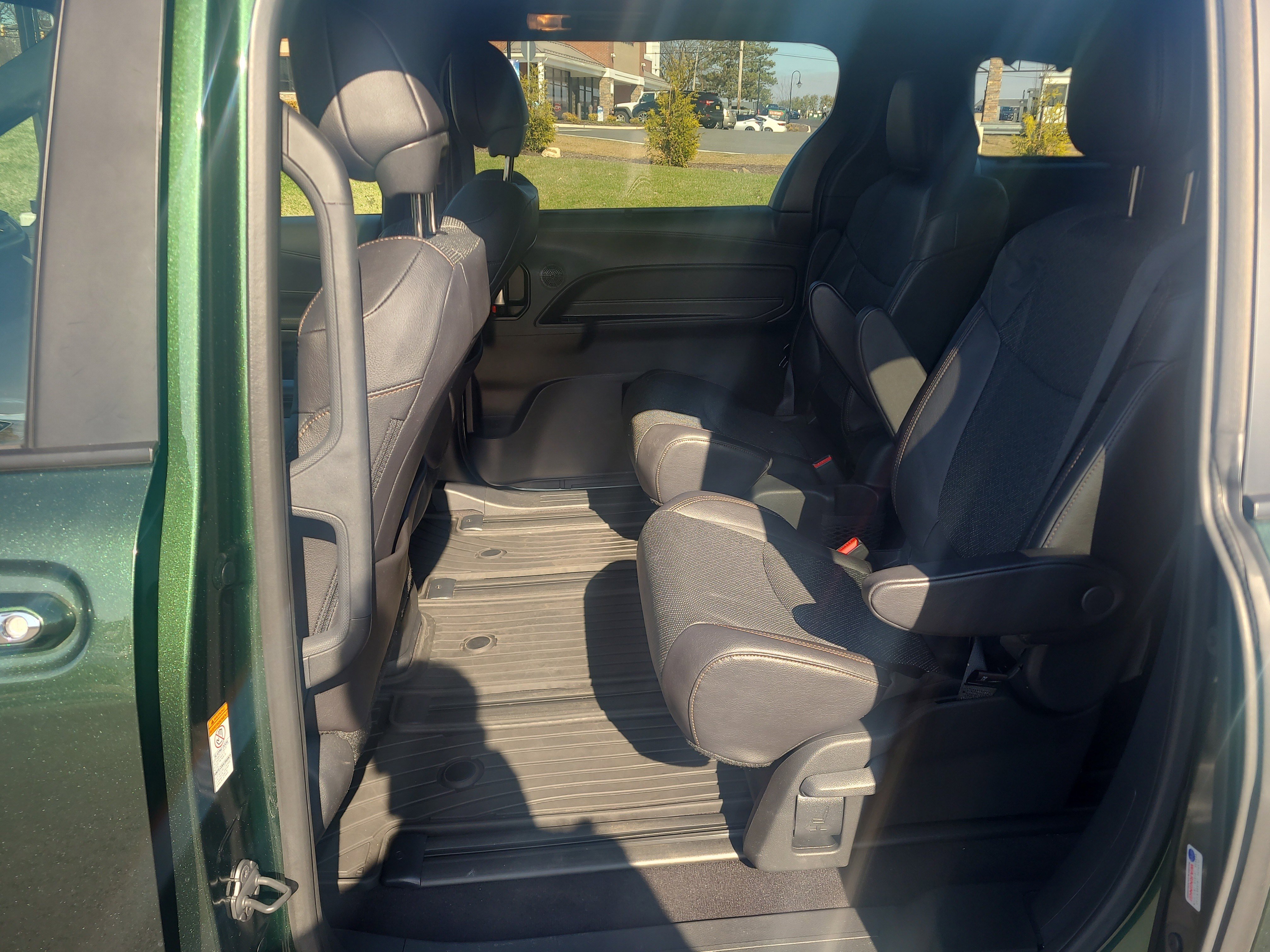 Used 2025 Toyota Sienna Limited image 29