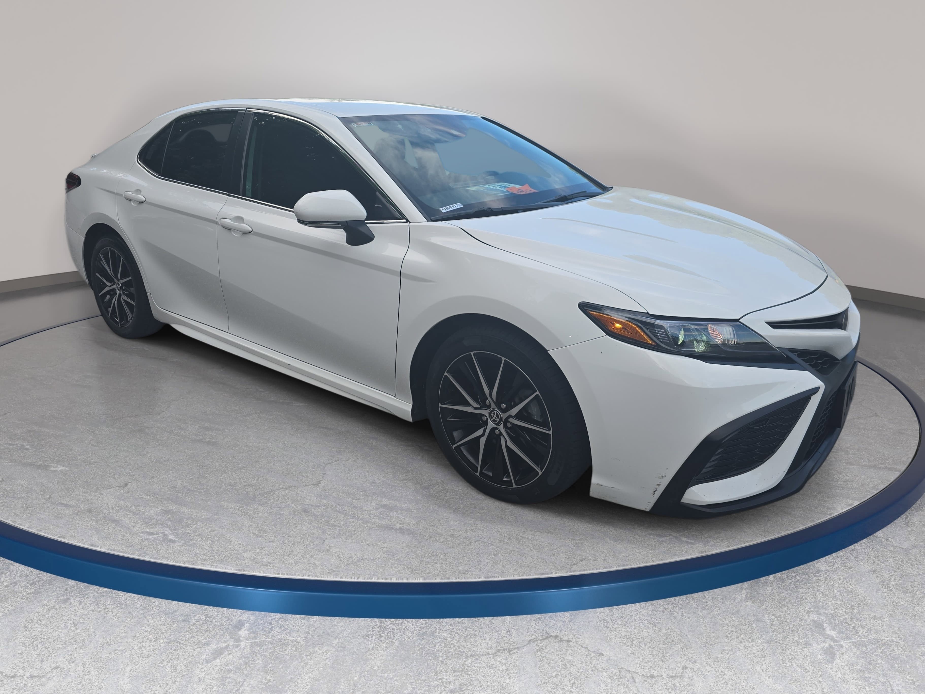 Used 2023 Toyota Camry SE FWD image 3