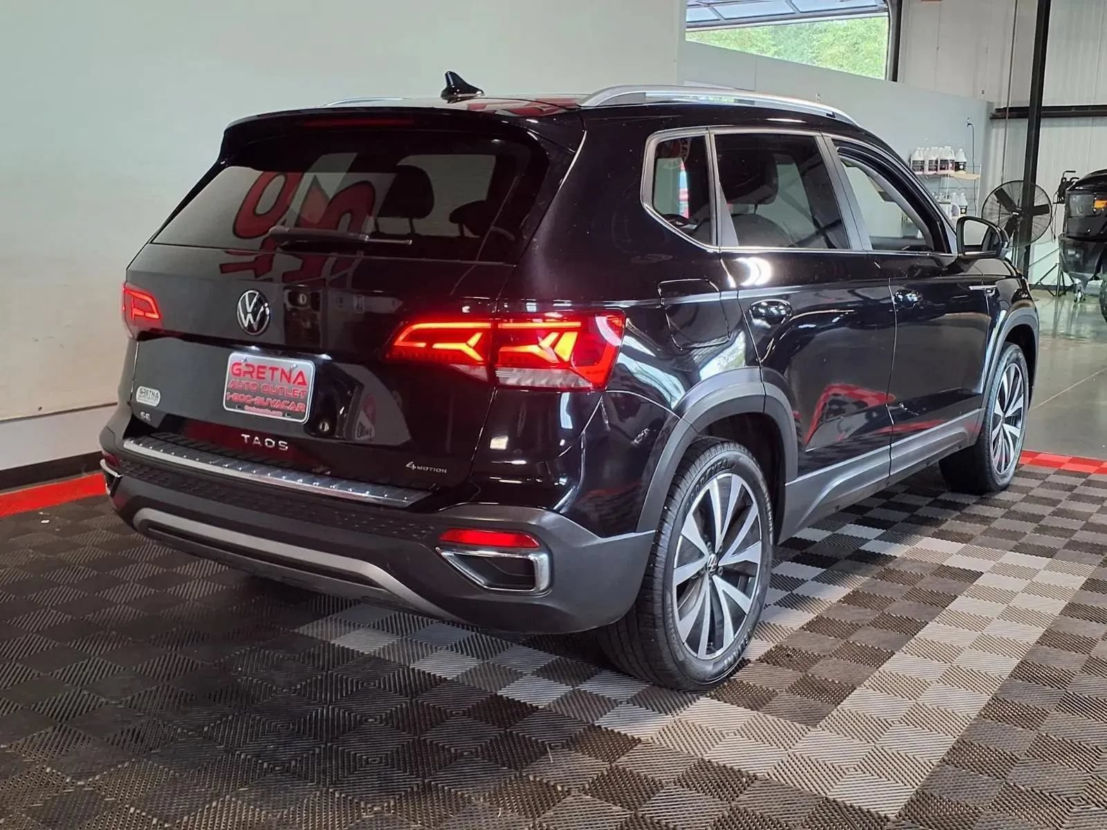 Used 2022 Volkswagen Taos SE FWD image 8