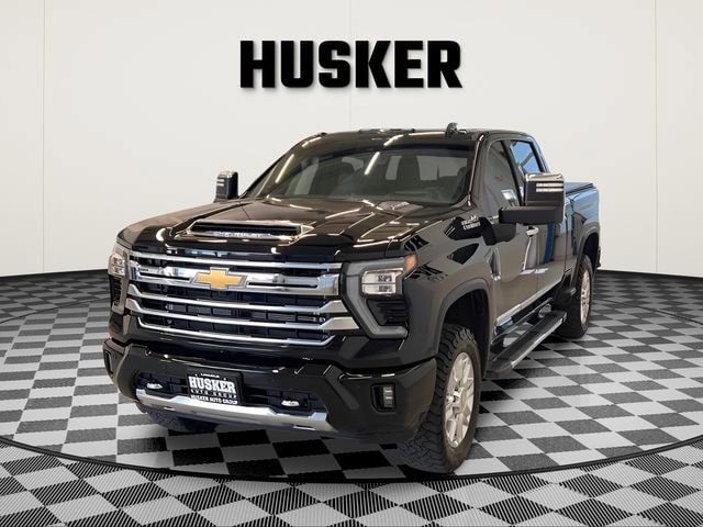 Used 2024 Chevrolet Silverado 2500 High Country w/ High Country Premium Package AWD/4WD image 3