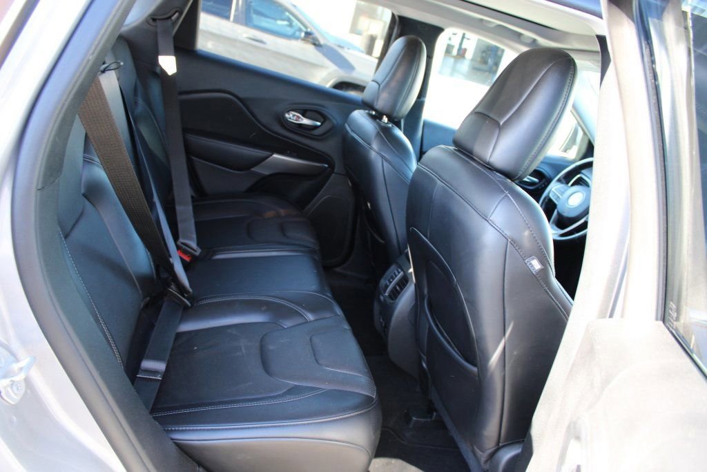 Used 2021 Jeep Cherokee Limited image 32