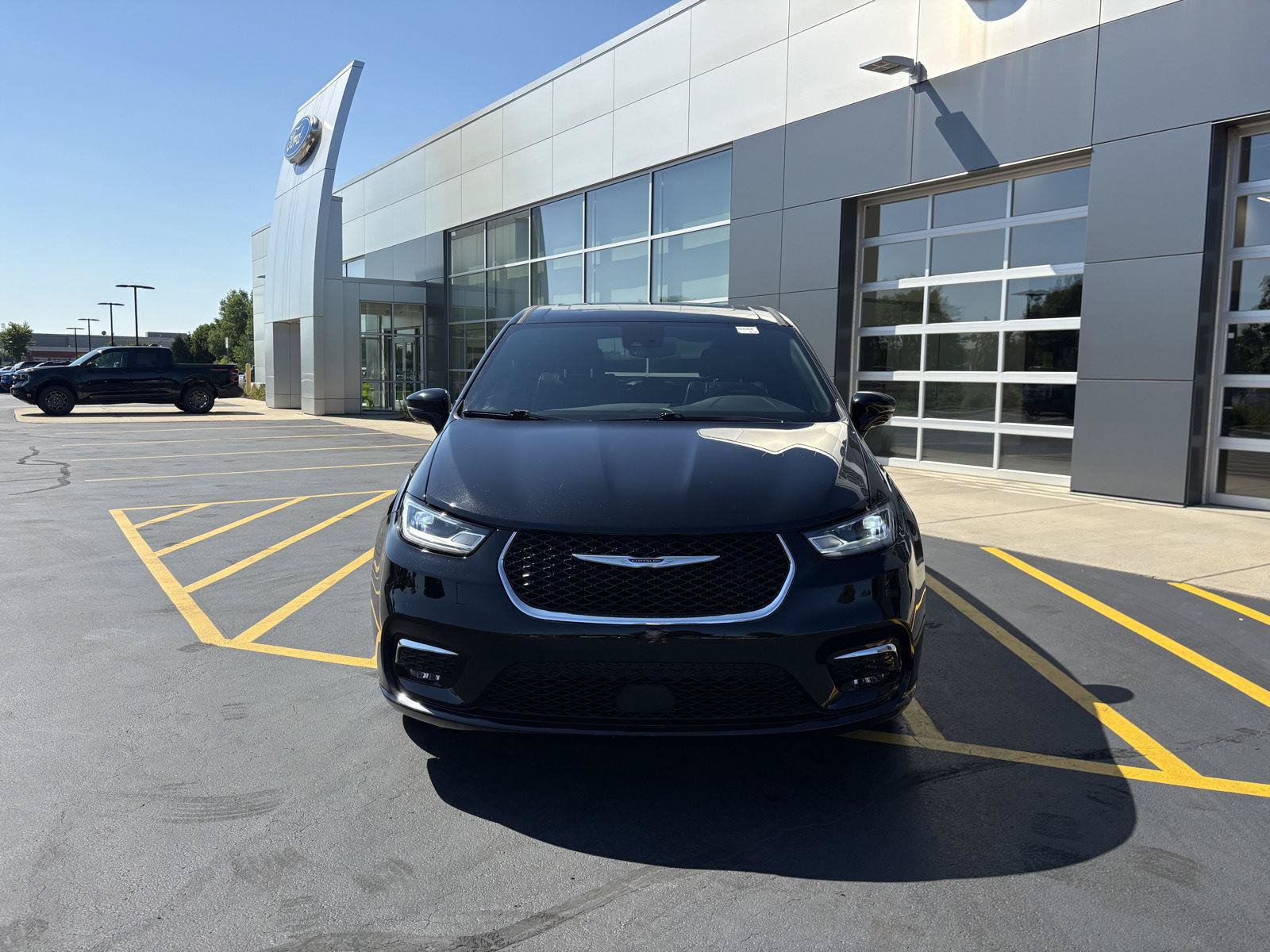Used 2026 Chrysler Pacifica Limited FWD image 2