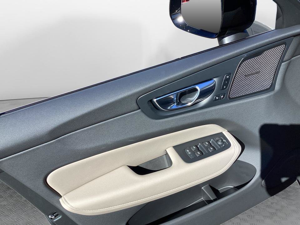 New 2027 Volvo XC60 B5 Plus AWD/4WD image 32