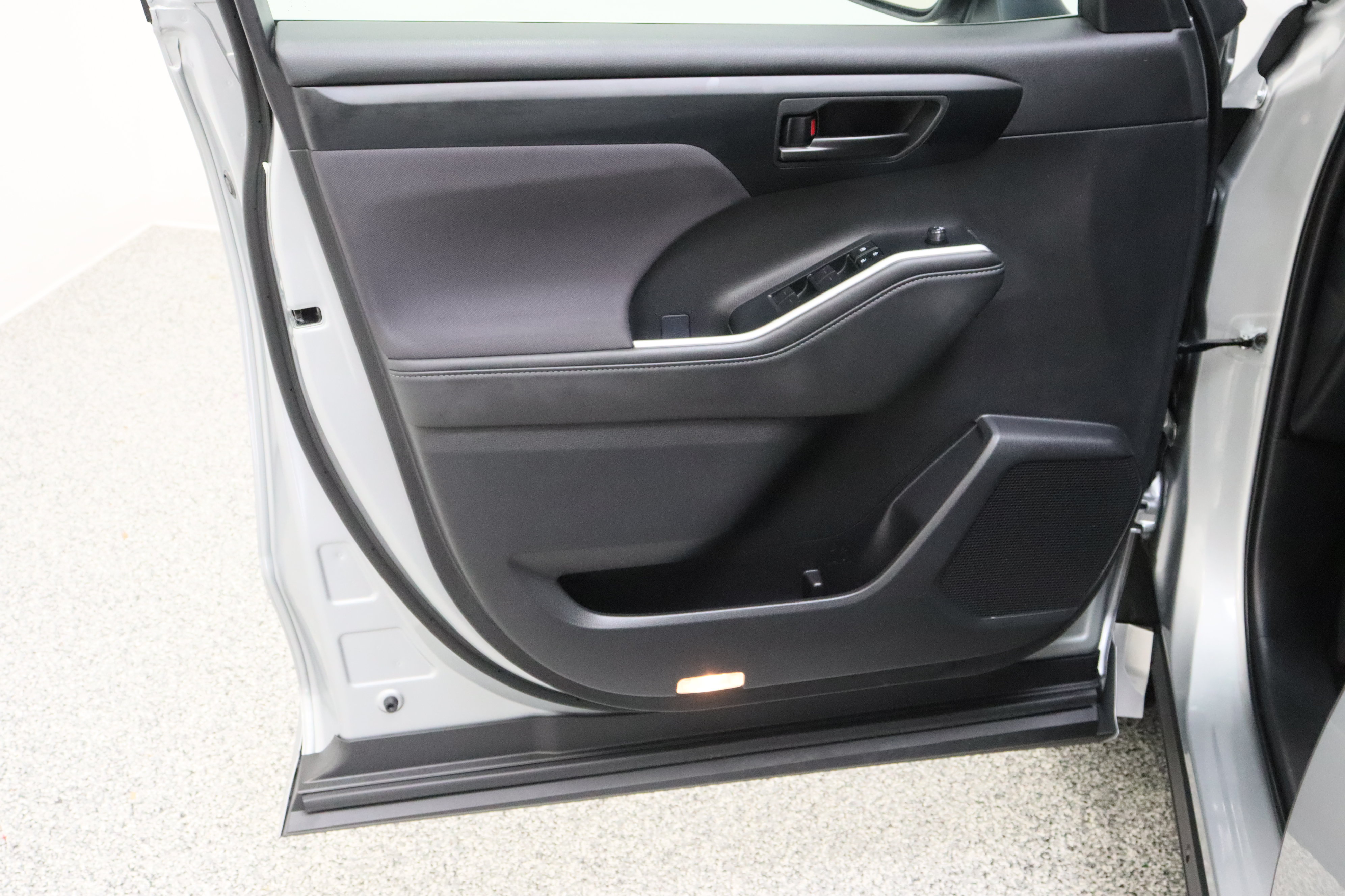 Certified 2025 Toyota Highlander LE FWD image 12