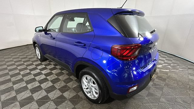 Certified 2025 Hyundai Venue SE FWD image 4