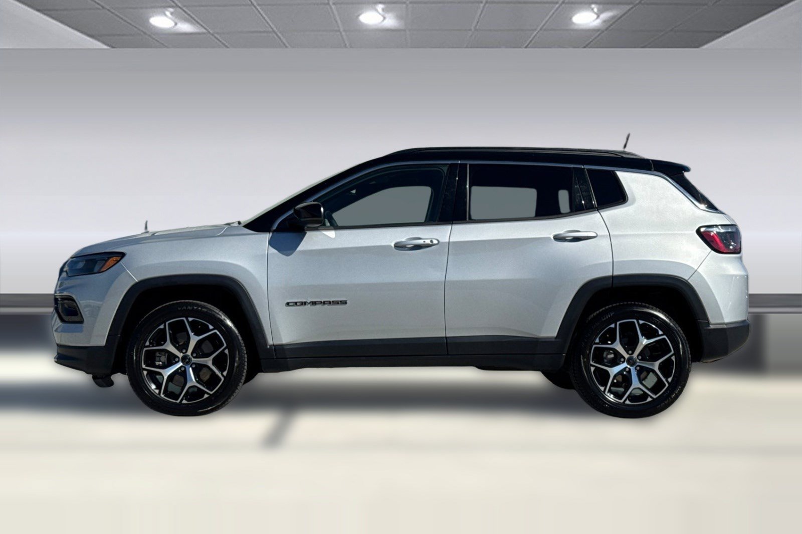 Used 2025 Jeep Compass Limited AWD/4WD image 2