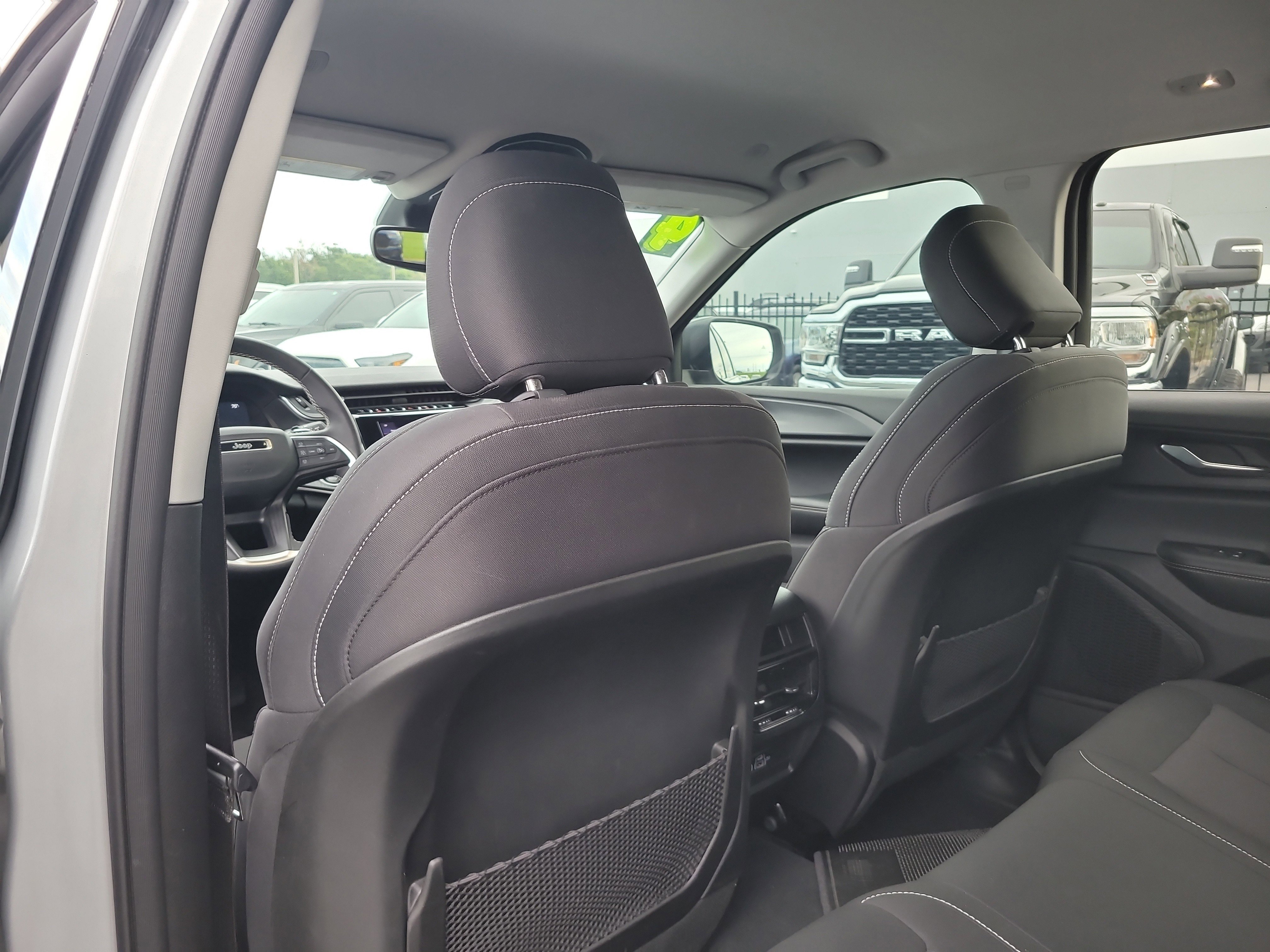 Used 2024 Jeep Grand Cherokee Laredo image 12