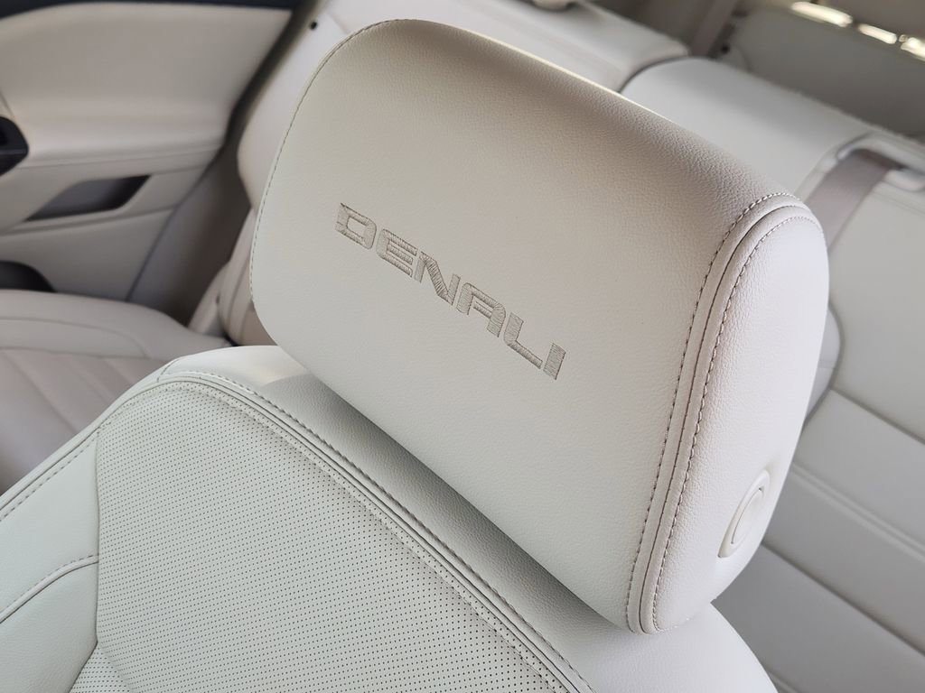 Used 2021 GMC Acadia Denali w/ Denali Technology Package image 15