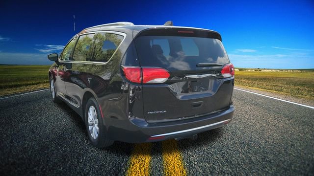 Certified 2018 Chrysler Pacifica Touring-L FWD image 5