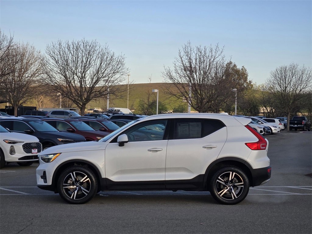 Used 2023 Volvo XC40 B5 Plus image 7