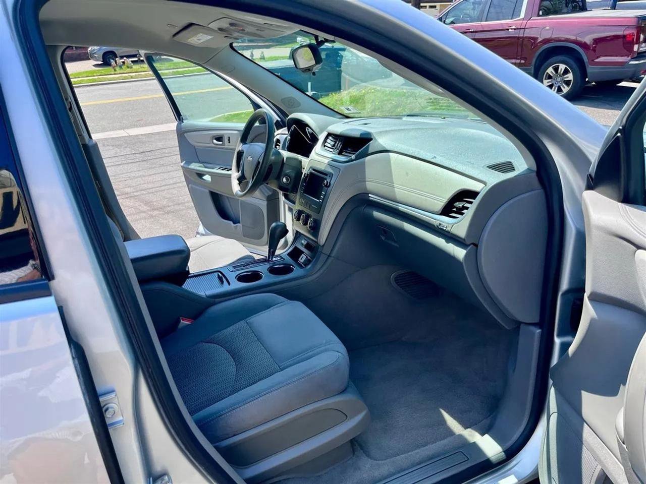 Used 2017 Chevrolet Traverse LS FWD image 19