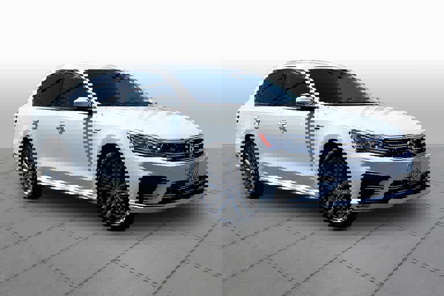 Used 2018 Volkswagen Passat 2.0T R-Line w/ R-Line Lighting Package FWD image 2