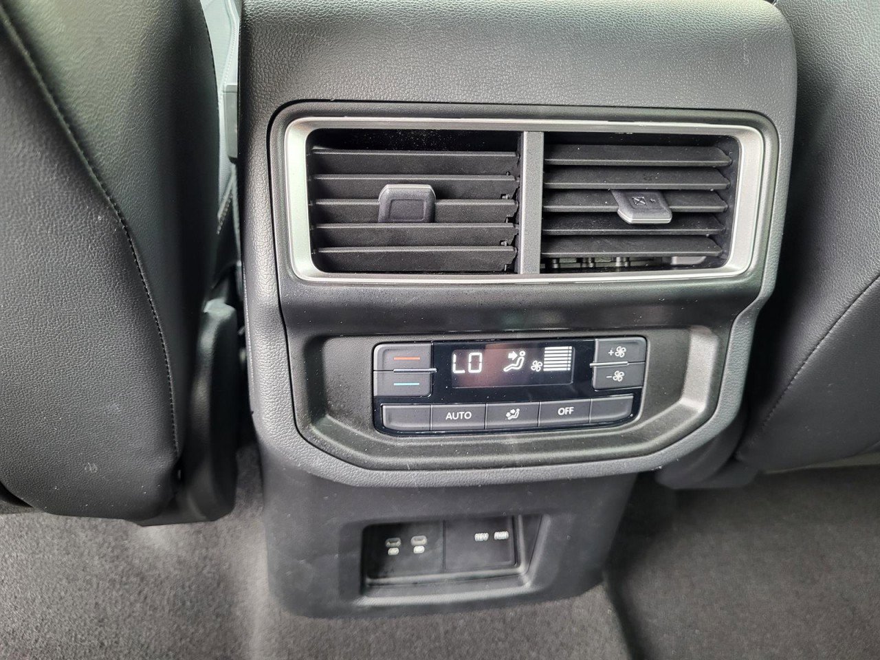 Used 2024 Volkswagen Atlas SE image 17