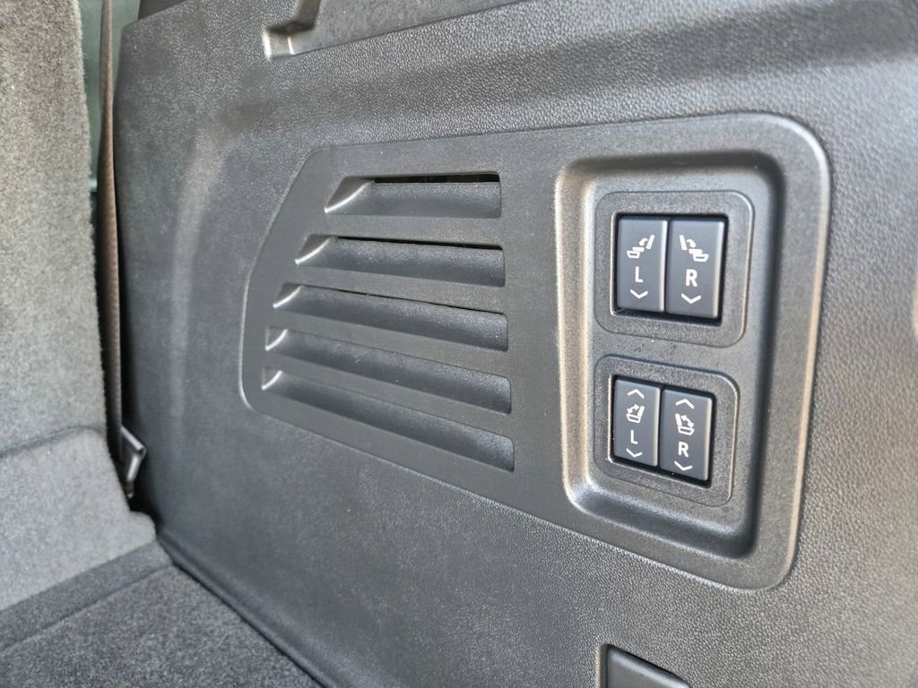 Used 2025 Chevrolet Traverse RS image 34