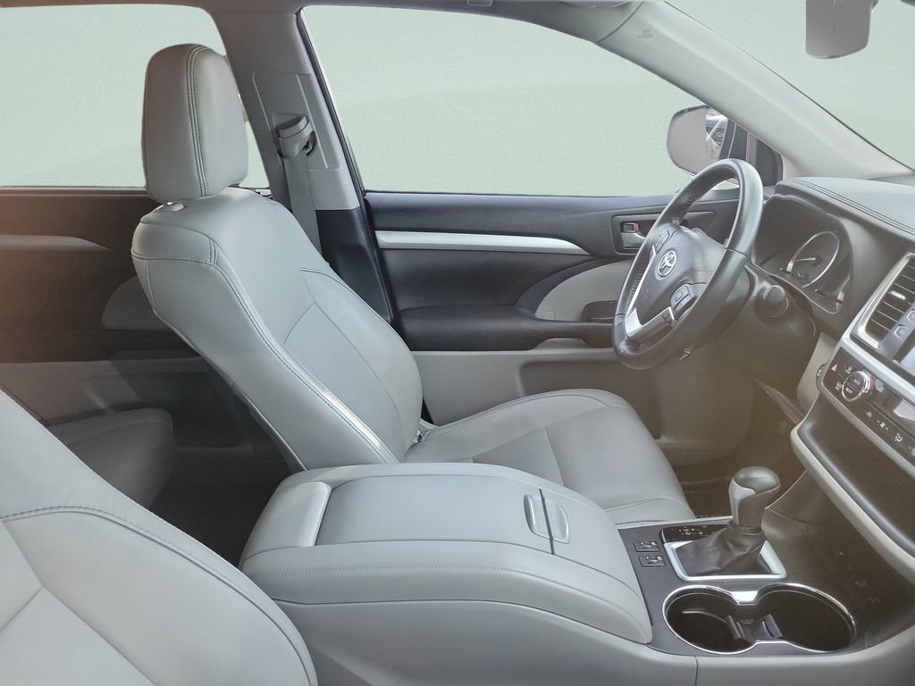 Used 2017 Toyota Highlander XLE image 5