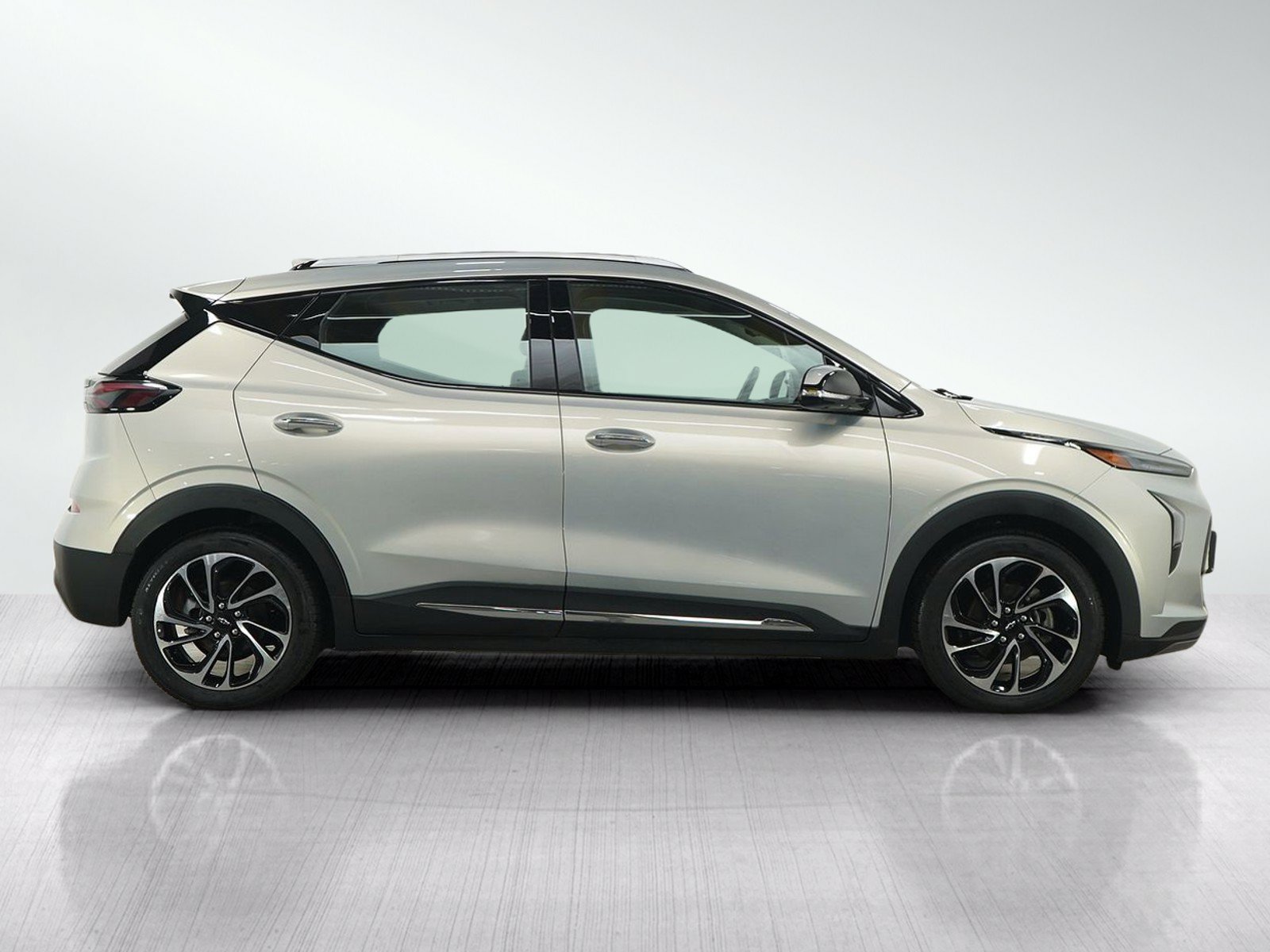 Used 2022 Chevrolet Bolt EUV Premier w/ Sun & Sound Package FWD image 6