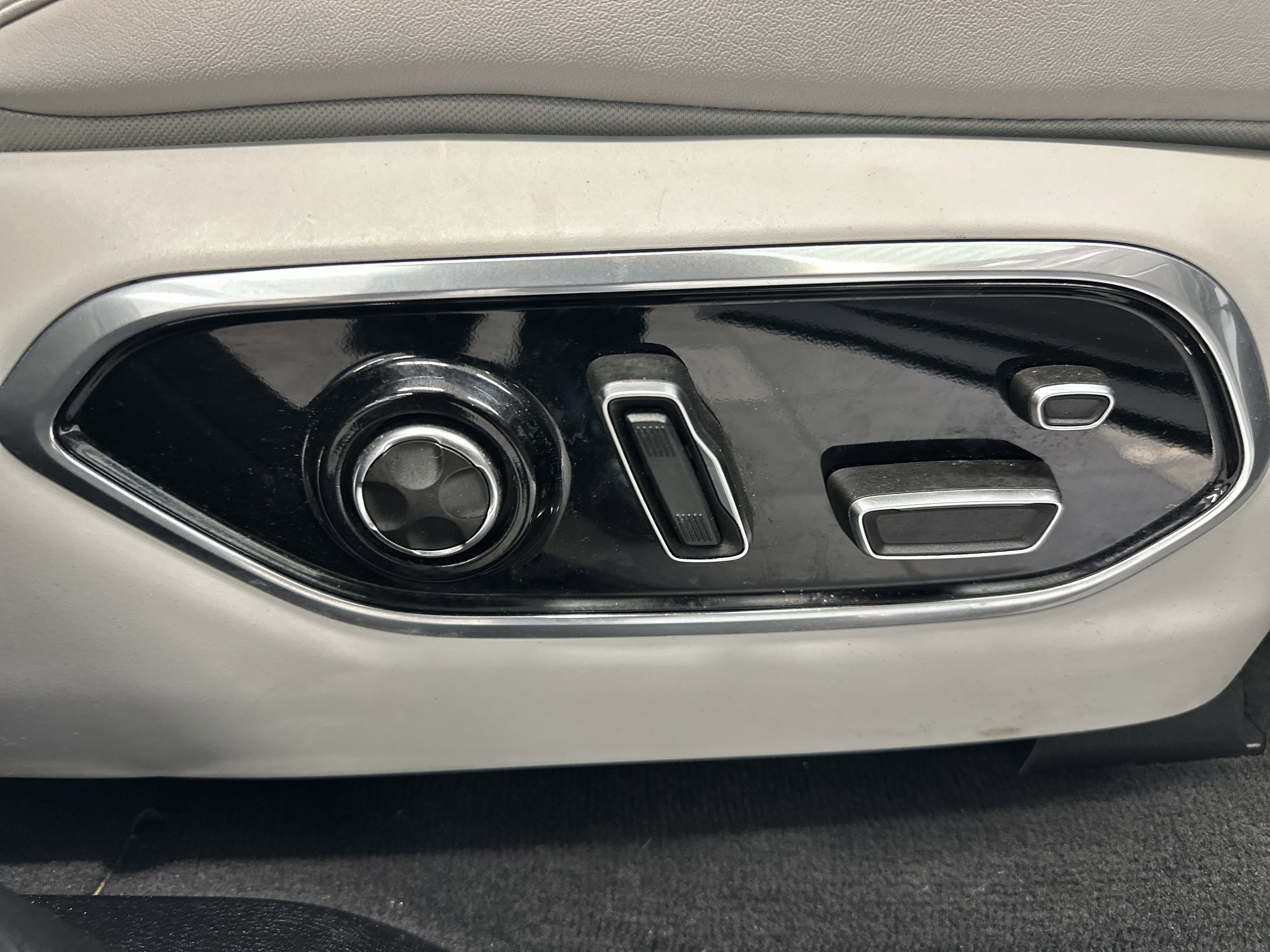 Used 2023 Jeep Grand Cherokee L Summit w/ Advanced Protech Group IV image 25