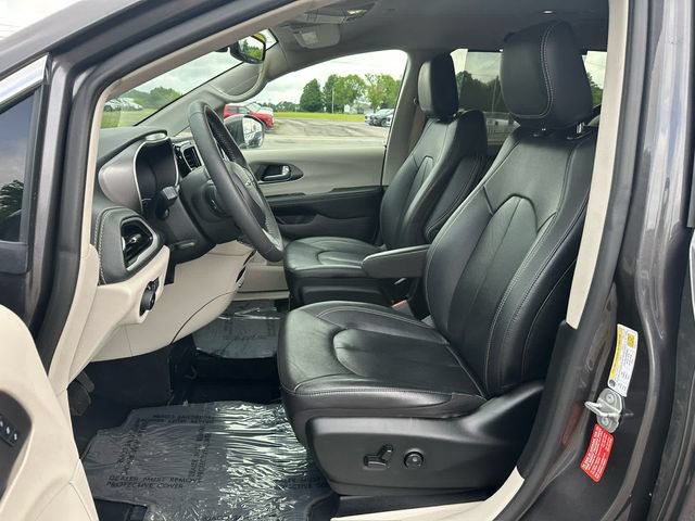 Used 2022 Chrysler Pacifica Touring-L FWD image 9