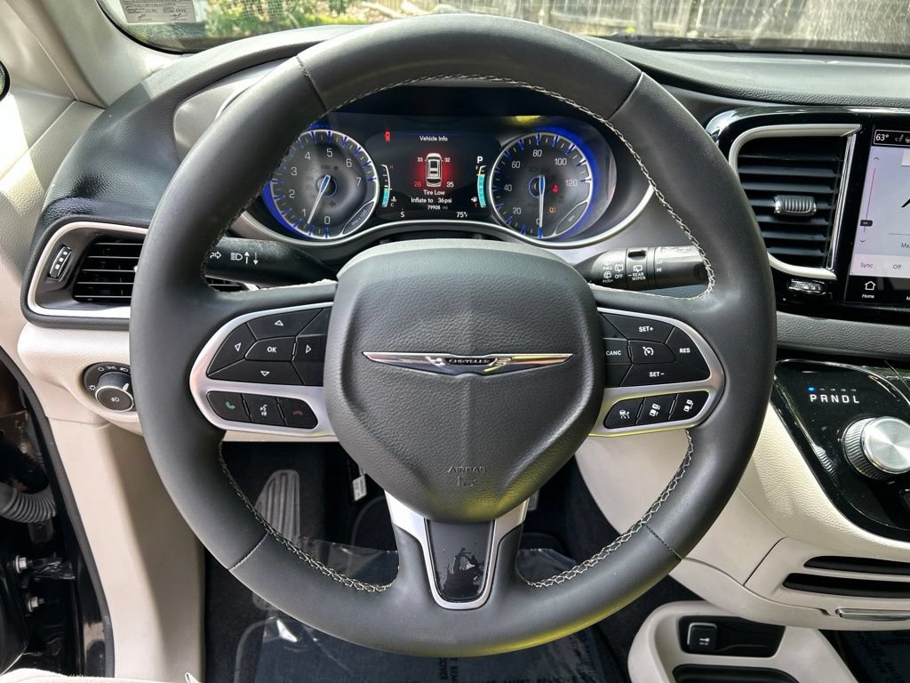 Used 2023 Chrysler Pacifica Touring-L FWD image 14